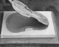 Removing the plate in making a plaster mould for crack repair Removing the plate in making a plaster mould for crack repair
